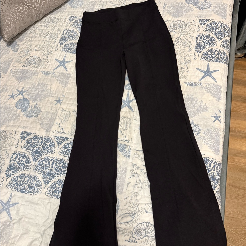 Alo Yoga Black Airbrush High-Waist Flare Leggings with Rear Hem Vents